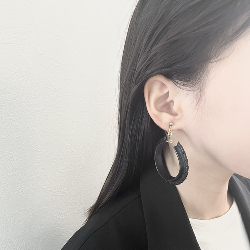 【福袋セール】 lovi／Black hoop》pierce or earring・黒レザー・モードで イヤリング・ノンホールピアス