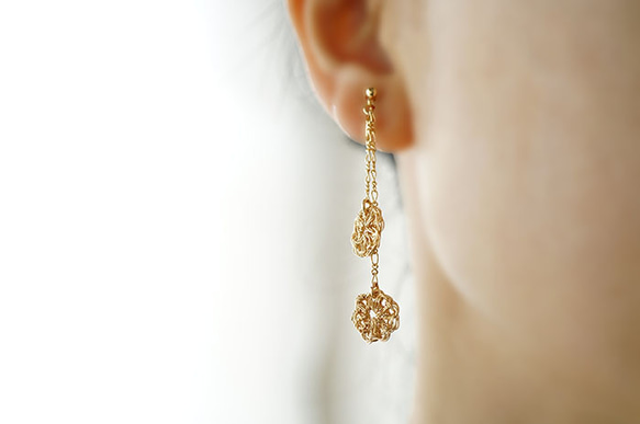 コップゆらゆらペンギンピアス ちっちゃなワイヤーアートのゆらゆらピアス／イヤリング ピアス