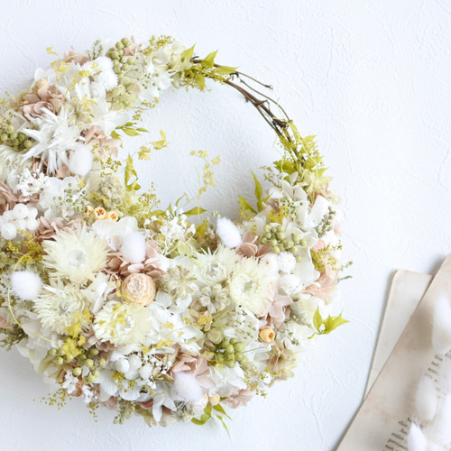ホワイトとクリーム色のプリザーブドフラワー リース 【公式通販】