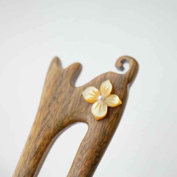 緑檀 猫の二股木製 かんざし 檀木 ネコ 黄蝶貝 かんざし JOS(注文製作