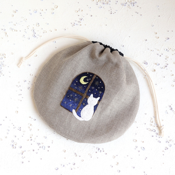 猫のいる風景（星空の夜）刺繍のまんまるリネン巾着 1枚目の画像