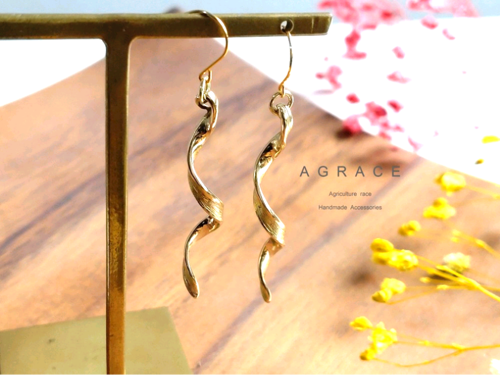 スパイラル 風モチーフ 大ぶり 真鍮ピアス