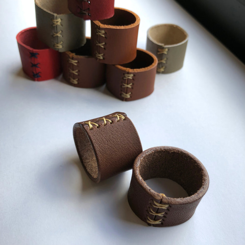 すべりにくい「革製のスカーフリング・バンダナリング」 スカーフ