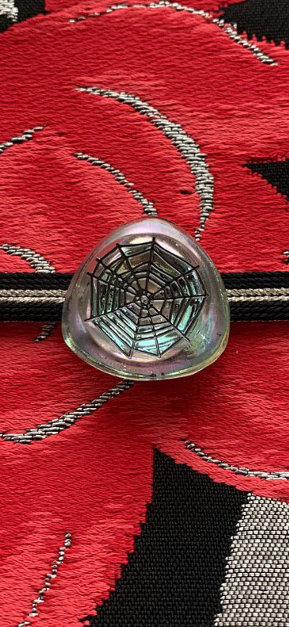 再販　ビンテージガラス素材のクールな蜘蛛の巣の帯留め「ハニー・トラップⅡ」 2枚目の画像