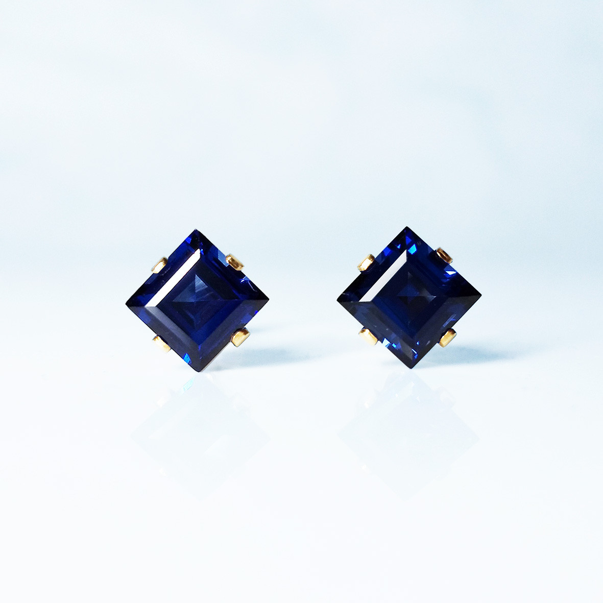 ネイビーブルーの輝き。サファイア(5mm)・ピアス　[送料無料]