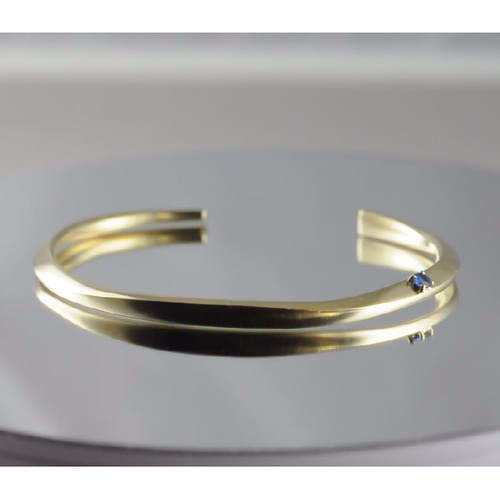 シンプル ゴールドカラー SV925 バングル サファイア の ワンポイント