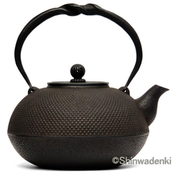 新品、供箱等付属品付　南部岩鋳四代目清末作 　真作保証１８型コシキ亀甲　南部鉄瓶 新品、供箱等付属品付 南部岩鋳四代目清末作 真作保証18型