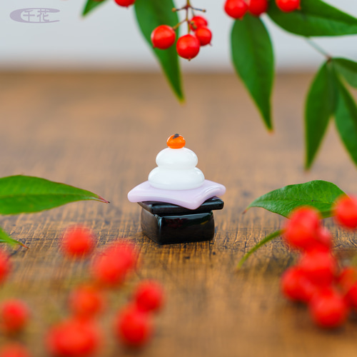 鏡餅と三宝、台座　ガラス細工　ミニチュア ガラスの鏡餅の通販 | iichi 日々の暮らしを心地よくする