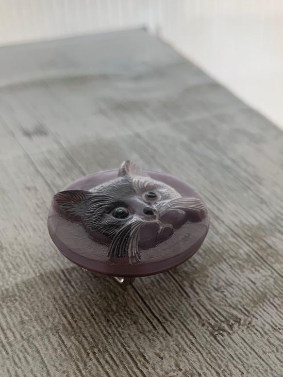 チェコガラス素材のダンディな猫の帯留め「パープル・シャドー」 2枚目の画像