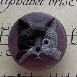 チェコガラス素材のダンディな猫の帯留め「パープル・シャドー」 1枚目の画像