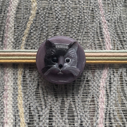 チェコガラス素材のダンディな猫の帯留め「パープル・シャドー」 4枚目の画像