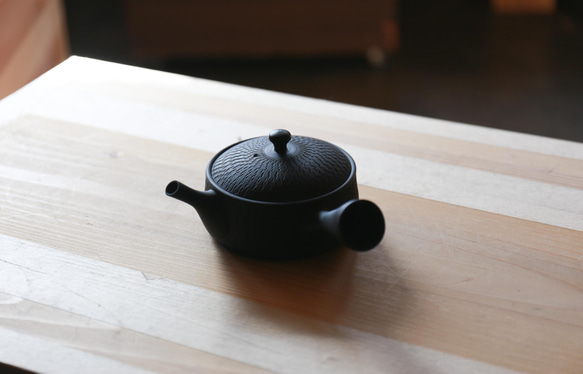 【新年のお迎え準備に】煎茶が美味しく飲める平型急須【愛知県常滑産】玉光窯さんのつくる常滑急須・横手・柄・160cc 3枚目の画像