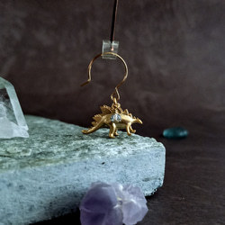 ステゴザウルス】恐竜 ピアス(片耳)ゴールド ピアス（フック・チェーン