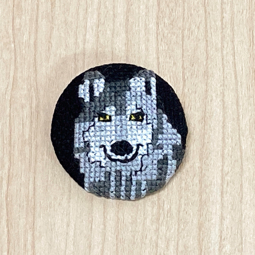 笑うオオカミのクロスステッチブローチ ブローチ まめQ太堂 通販