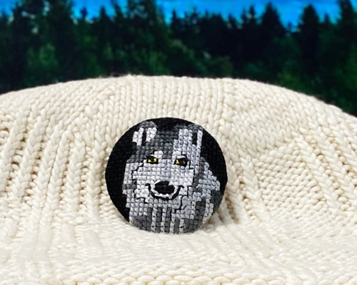 笑うオオカミのクロスステッチブローチ ブローチ まめQ太堂 通販