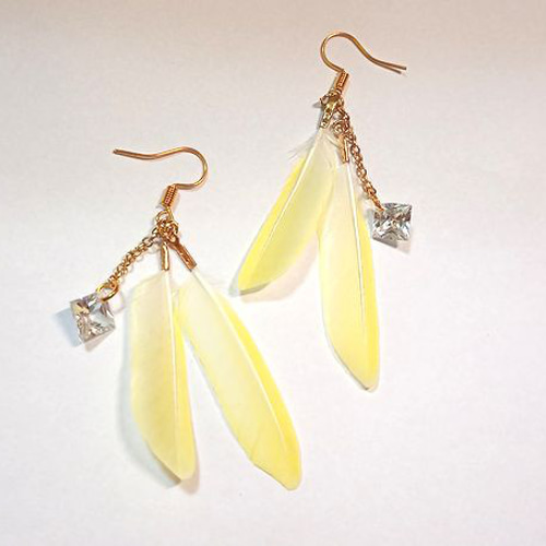 ♪セキセイインコの羽☆鳥の羽ピアス☆羽根フェザーピアス ルチノー