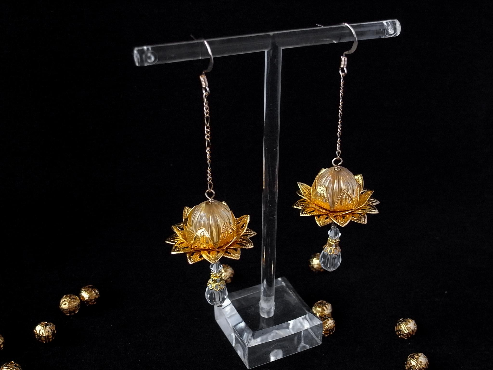 ピアス　ゴールド蓮の花　大ぶり　大きめ　大振り　夏　和風　涼しげ　揺れる　睡蓮　スイレン　イヤリング交換可 7,425円