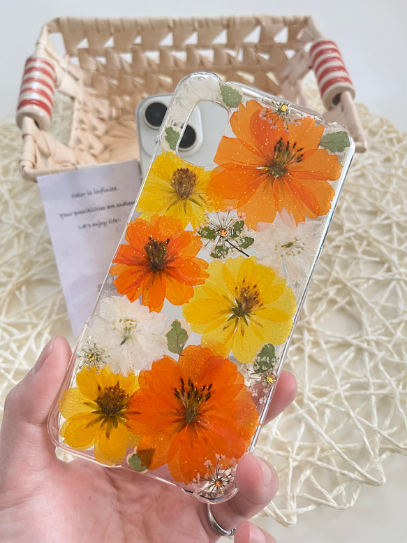 オレンジとイエローの黄花コスモスの押し花スマホケースiphone/GALAXY/AQUOS/xperia/pixel 3枚目の画像