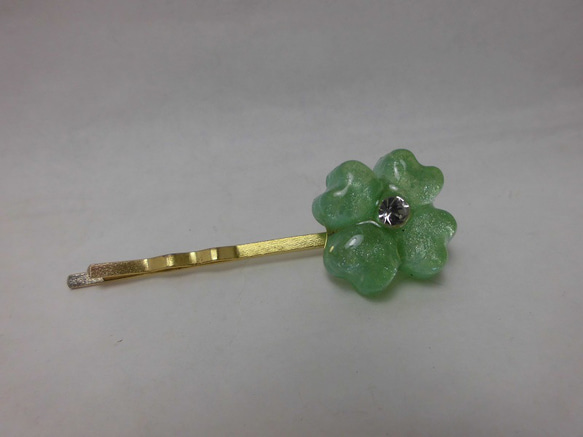 レジンのハートを組み合わせて四葉のクローバー ヘアピン ヘアピン