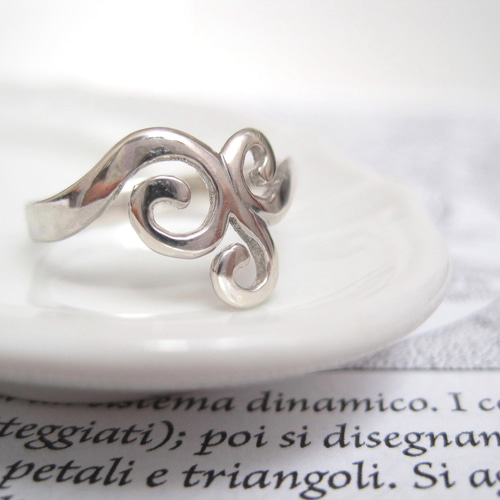 3つのうずまきデザインのシンプルシルバーリング 