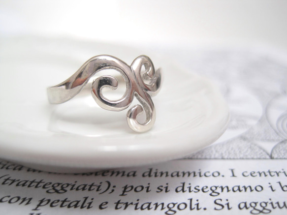 3つのうずまきデザインのシンプルシルバーリング 