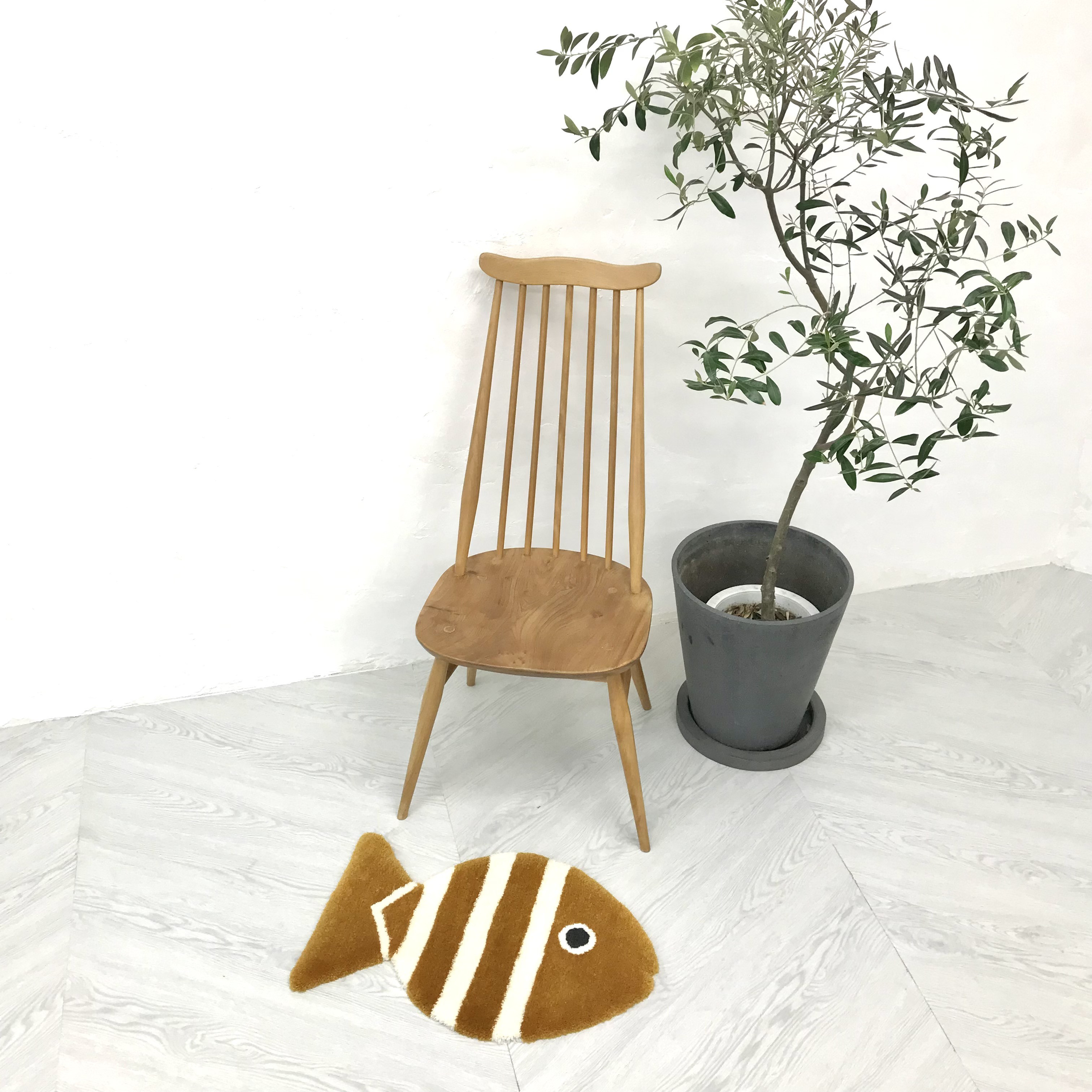 再販！おさかなラグ　からし