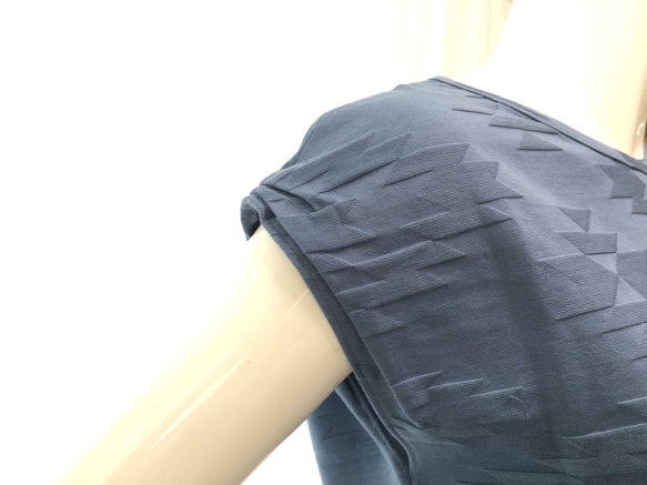 在庫処分セール！！￥12,500→￥1,100オルテガ柄ショルダータックBLUフレンチ袖 Ｕネック 2枚目の画像