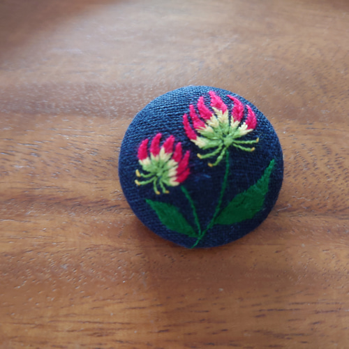 【感謝♡sale】リボン刺繍ブローチ　ハンドメイド　くるみボタン　2個 節分 感謝sale】 ハンドメイド 2個 リボン刺繍ブローチ くるみ