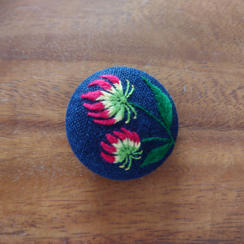 くるみボタン　立体刺繍　ブローチ くるみボタン刺しゅうブローチ。 刺繍モチーフ100種類を目指し
