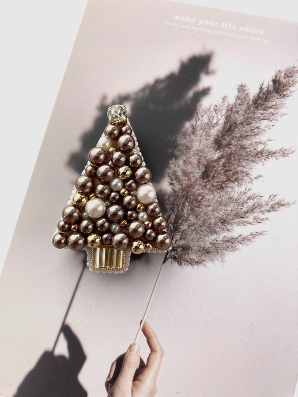 ビーズ刺繍ブローチ　クリスマスツリー　ブラウンパール　大人　ビジュー 2枚目の画像