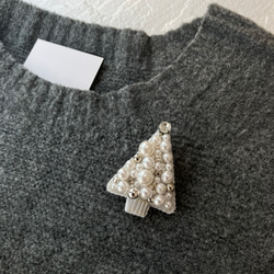 ビーズ刺繍ブローチ　クリスマスツリー　ホワイトパール 5枚目の画像