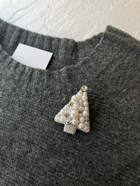 ビーズ刺繍ブローチ　クリスマスツリー　ホワイトパール 5枚目の画像