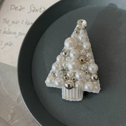 ビーズ刺繍ブローチ　クリスマスツリー　ホワイトパール 1枚目の画像