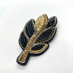 ビーズ刺繍ブローチ　葉っぱ型　リーフ　秋　ブラック×ゴールド　大人 3枚目の画像