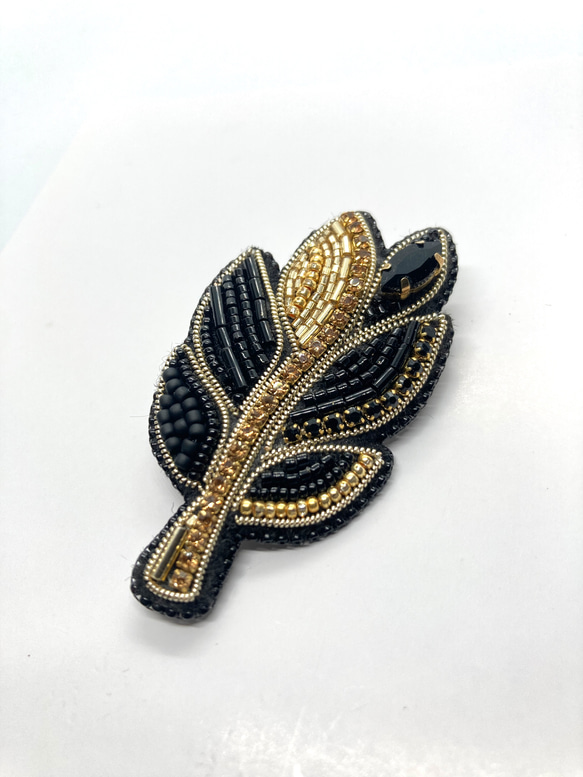 ビーズ刺繍ブローチ　葉っぱ型　リーフ　秋　ブラック×ゴールド　大人 3枚目の画像