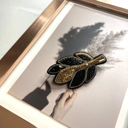 ビーズ刺繍ブローチ　葉っぱ型　リーフ　秋　ブラック×ゴールド　大人 2枚目の画像