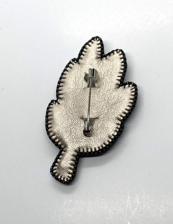 ビーズ刺繍ブローチ　葉っぱ型　リーフ　秋　ブラック×ゴールド　大人 7枚目の画像