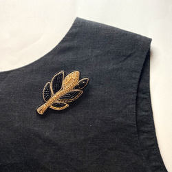 ビーズ刺繍ブローチ　葉っぱ型　リーフ　秋　ブラック×ゴールド　大人 8枚目の画像