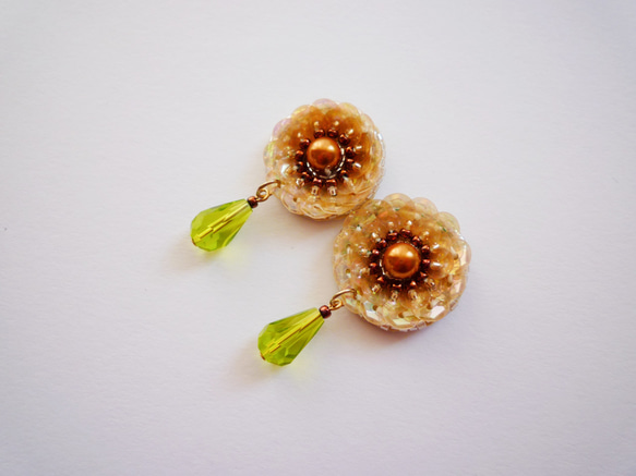 スパンコールとガラスビーズのお花の刺繍ピアス☘（ピーチ／ペリドット） 1枚目の画像