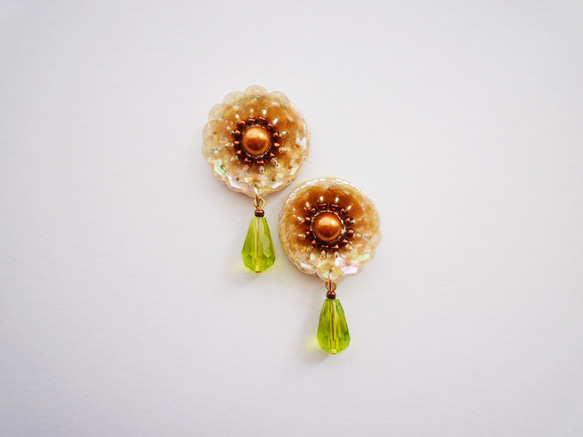 スパンコールとガラスビーズのお花の刺繍ピアス☘（ピーチ／ペリドット） 3枚目の画像
