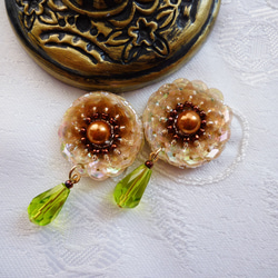 スパンコールとガラスビーズのお花の刺繍ピアス☘（ピーチ／ペリドット） 10枚目の画像