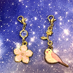 人気❤︎【送料無料】〈2個セット〉♡ピンクの鳥とお花のチャーム♡マスクチャーム 1枚目の画像