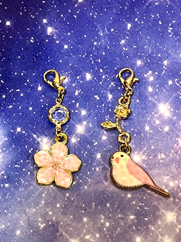 人気❤︎【送料無料】〈2個セット〉♡ピンクの鳥とお花のチャーム♡マスクチャーム 1枚目の画像