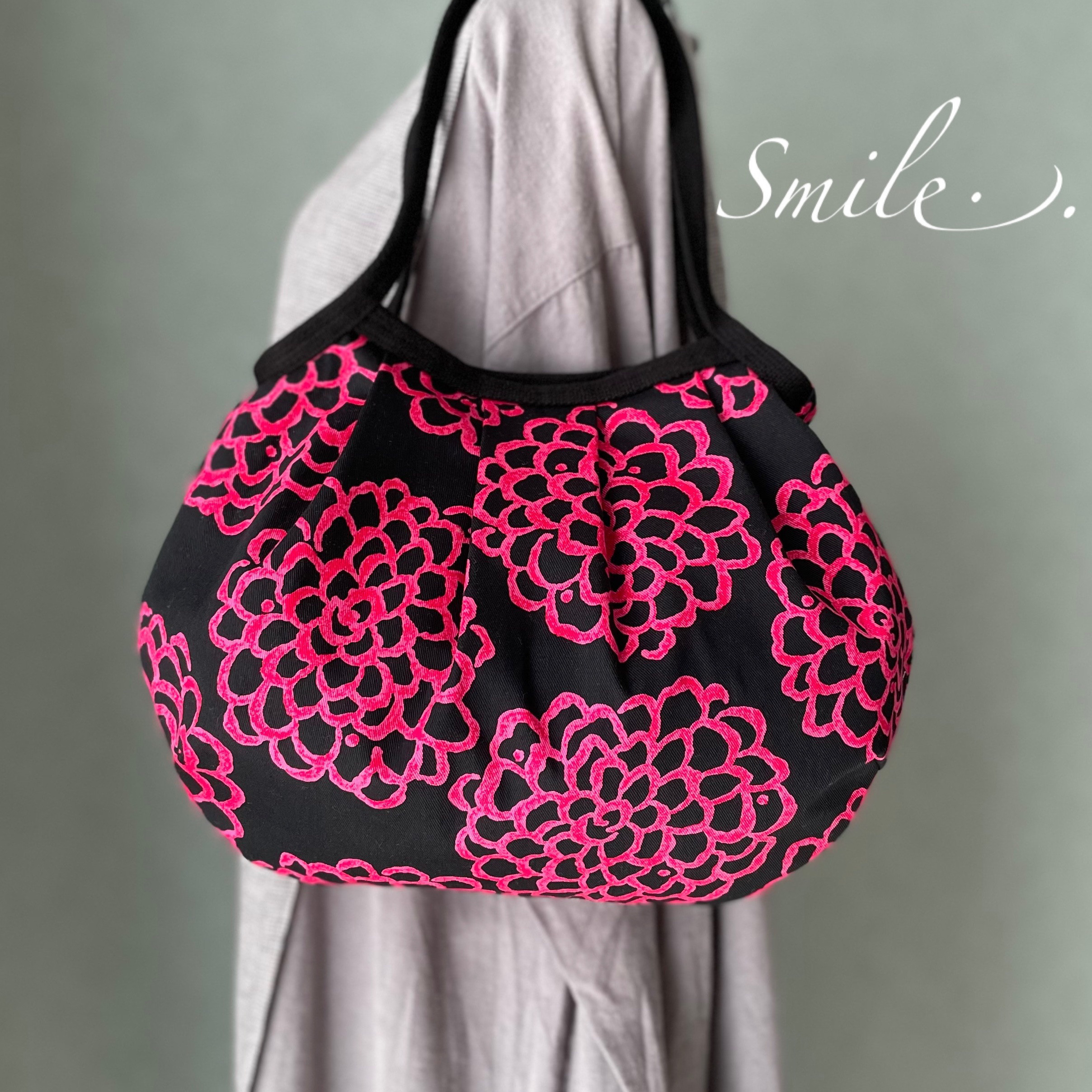 コロンと可愛いショルダーグラニーバッグ　北欧調　ピンクのダリア柄　ブラック地 ◎選べる2サイズ