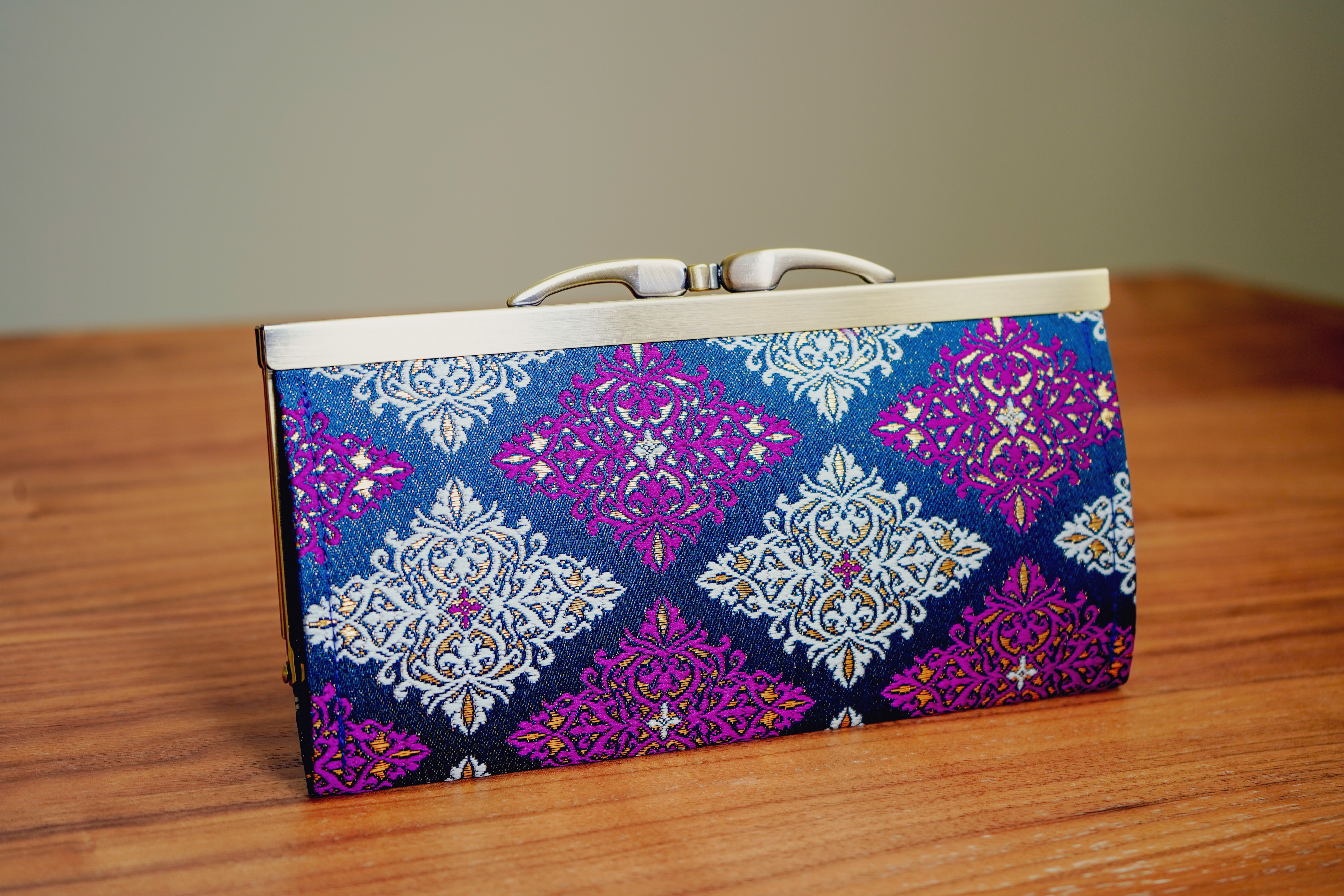 菱形に金銀箔の金襴織物で薄型長財布＊整然とした美しさ＊ネイビーブルー✕パープル・紺色✕赤紫