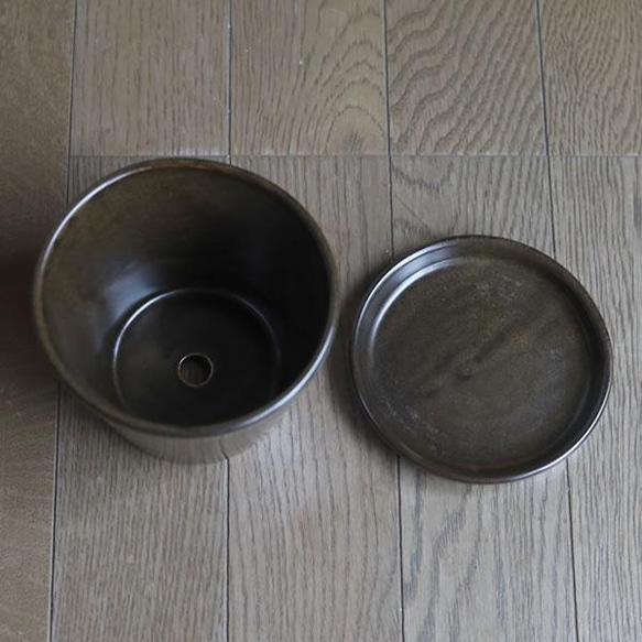 濃い茶色い陶器の植木鉢 (セミマット) (すり鉢タイプ) (ダークブラウン) (受け皿付き) 11枚目の画像