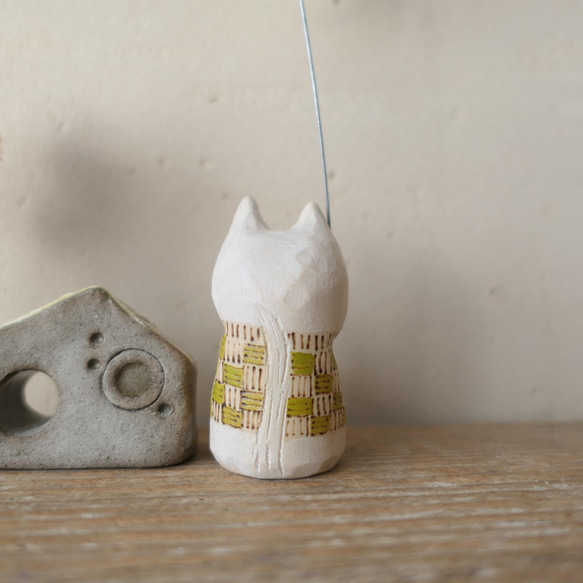 木彫り　白猫（セーター） 7枚目の画像