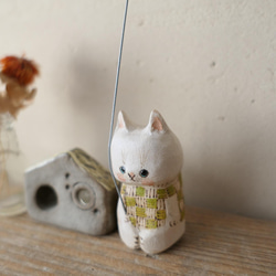 木彫り　白猫（セーター） 3枚目の画像