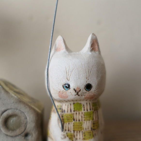木彫り　白猫（セーター） 2枚目の画像