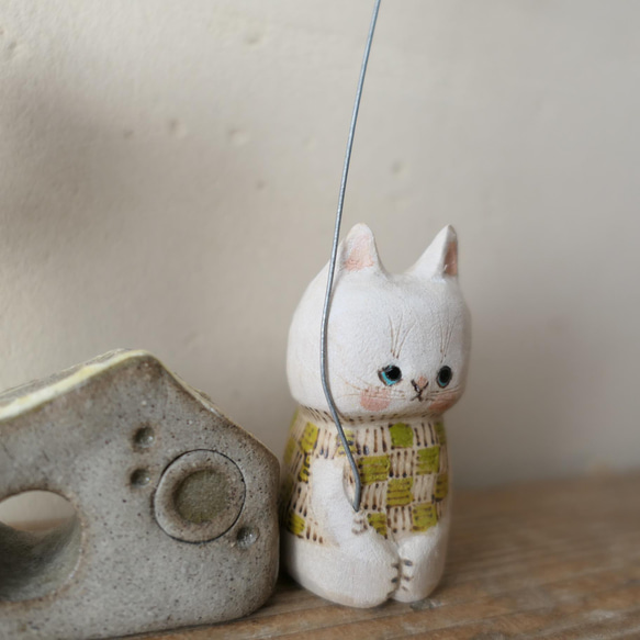 木彫り　白猫（セーター） 4枚目の画像